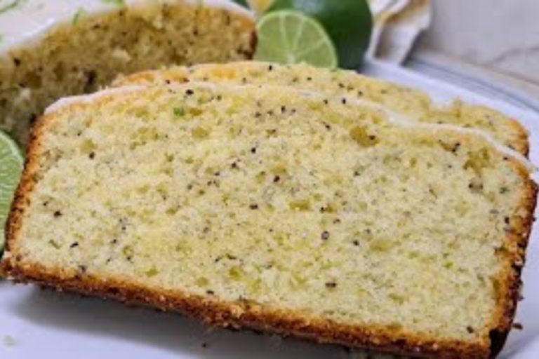 Bolo de chia com limão, decorado com raspas de limão e fatias frescas, sobre uma mesa de cozinha.