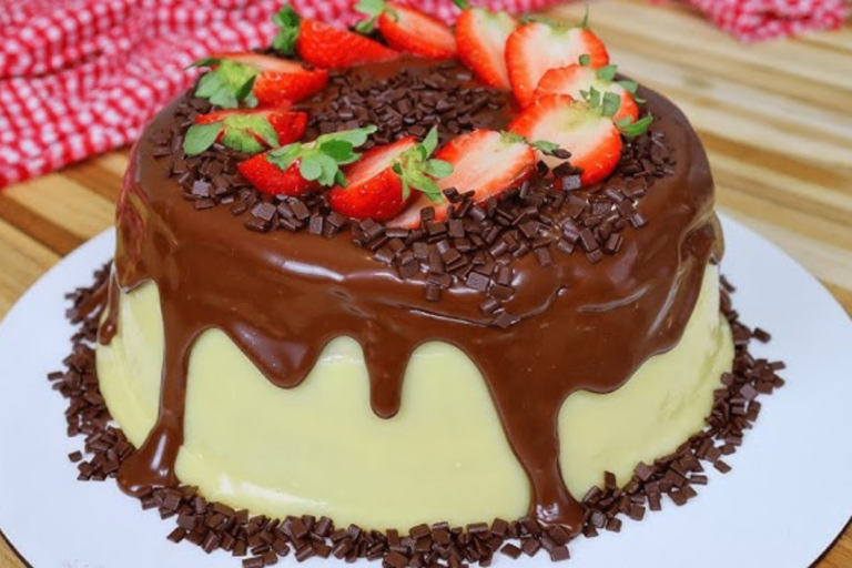 Bolo de aniversário decorado com chocolate e confeitos coloridos, servido em uma mesa festiva.
