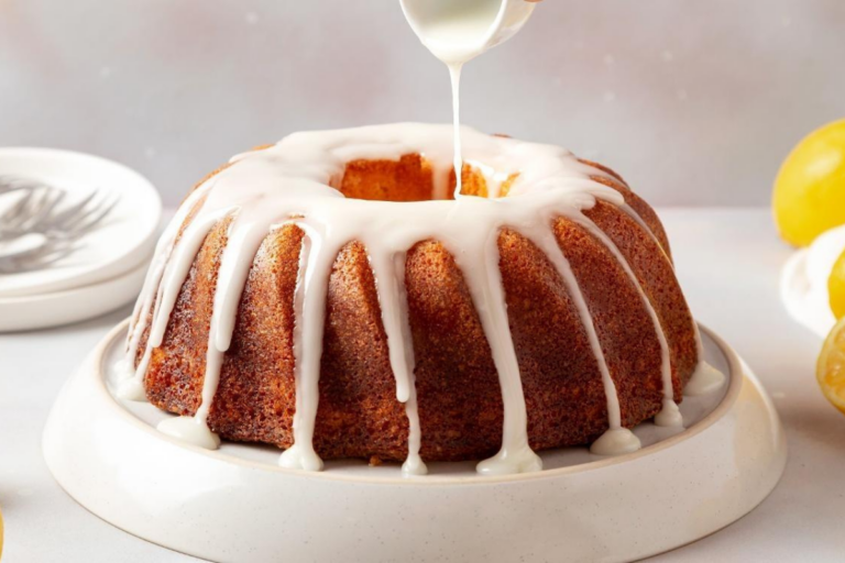 Várias caldas para bolo, incluindo calda de chocolate, calda de frutas e calda de caramelo, apresentações em potes coloridos ao lado de fatias de bolo decoradas.