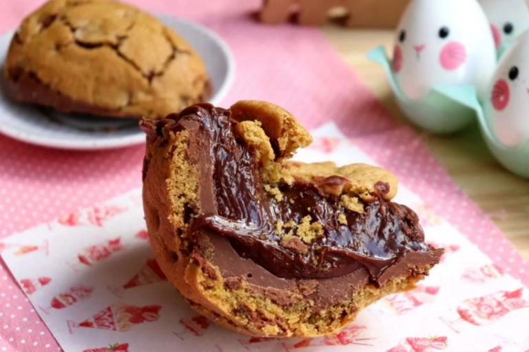 Ovo de cookie crocante, recheado com brigadeiro cremoso e decorado com mini cookies, perfeito para presentear ou vender na Páscoa.