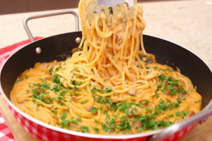 "Delicioso macarrão cremoso com creme de batata e calabresa, servido bem quente e irresistível. Uma receita fácil, saborosa e perfeita para qualquer ocasião!"