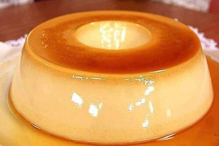 Pudim sem ovo e sem forno com calda dourada e textura cremosa.
