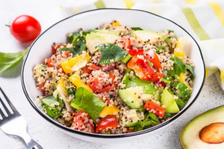 Refresque Seu Verão com Esta Salada de Quinoa e Frutas Tropicais!