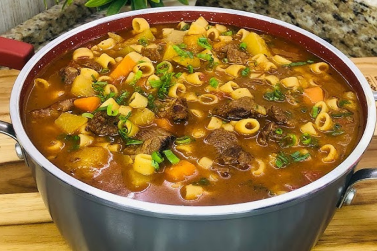 Prato fundo com sopa cremosa de batata e pedaços suculentos de fraldinha, servida quente com ervas frescas por cima